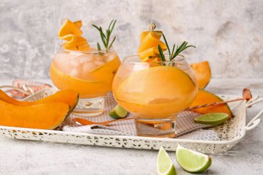 Hafif arka planda lezzetli kavun kokteyli bardakları olan tepsi