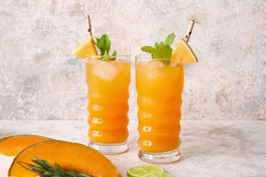 Masada soğuk kavun kokteyli olan bardaklar.