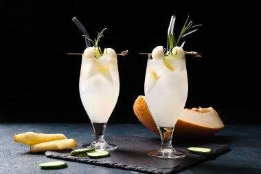 Koyu arkaplanda biberiyeli soğuk kavun kokteyli.