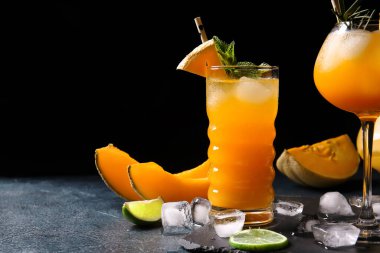 Soğuk karpuz kokteyli bardakları ve arka planda buz küpleri, yakın plan.