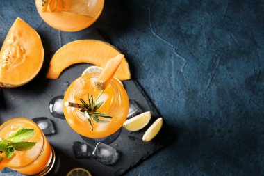 Koyu arkaplanda soğuk kavun kokteyli, yakın plan.