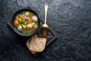 Koyu arkaplanda lezzetli köfte çorbası ile kase