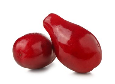 Beyaz arka planda olgun kızılcık üzümü