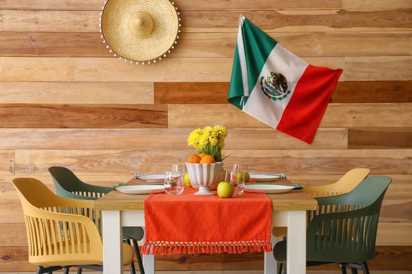 Μεξικανική Σημαία Και Τραπέζι Κοντά Ξύλινο Τοίχο — Φωτογραφία Αρχείου