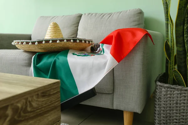 Καναπές Μεξικανική Σημαία Και Καπέλο Σομπρέρο Κοντά Στον Τοίχο Χρώμα — Φωτογραφία Αρχείου
