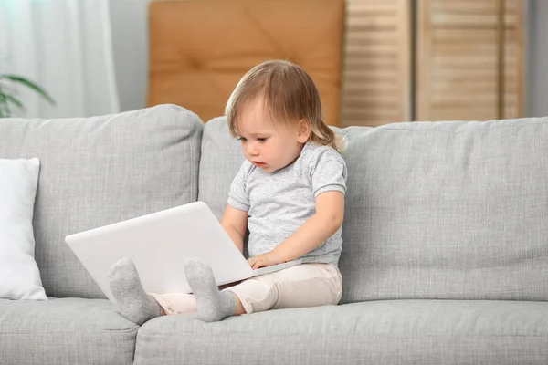 Χαριτωμένο Κοριτσάκι Φορητό Υπολογιστή Κάθεται Στον Καναπέ — Φωτογραφία Αρχείου