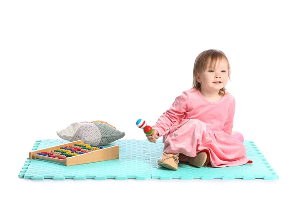 Nettes Baby Mädchen Mit Spielzeug Auf Weißem Hintergrund — Stockfoto