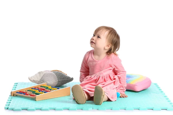 Nettes Baby Mädchen Mit Spielzeug Auf Weißem Hintergrund — Stockfoto