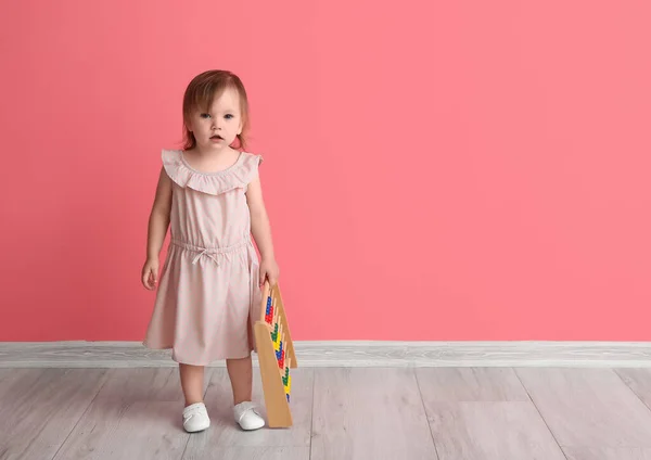 Renk Duvarının Yanında Abaküsü Olan Tatlı Bir Kız Bebek — Stok fotoğraf