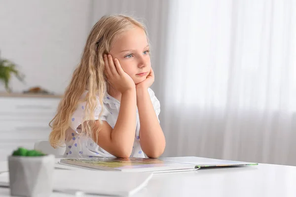 Nettes Kleines Mädchen Sitzt Tisch — Stockfoto