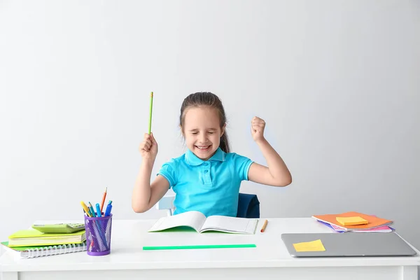 Bambina Che Compiti Tavola Sfondo Chiaro — Foto Stock