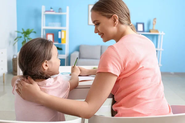 Klein Meisje Met Haar Moeder Die Thuis Les Geeft — Stockfoto