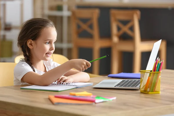 Niña Haciendo Lecciones Línea Casa — Foto de Stock