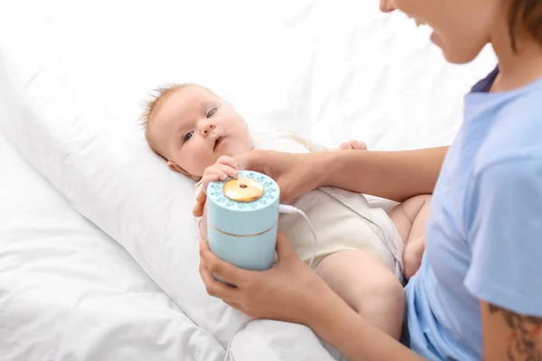 Niña Con Madre Humidificador Moderno Dormitorio —  Fotos de Stock