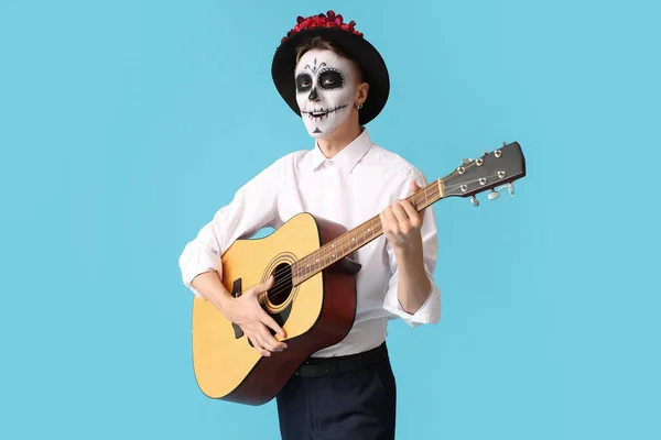 Joven Con Cráneo Pintado Cara Guitarra Contra Fondo Color Celebración —  Fotos de Stock