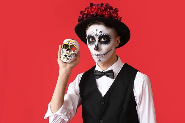 メキシコの死者の日の顔と砂糖の頭蓋骨を描いた若い男 Dia Muertos 色の背景 — ストック写真