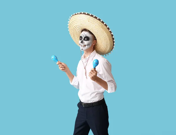 Młody Człowiek Pomalowaną Czaszką Twarzy Marakasami Tle Koloru Obchody Meksykańskiego — Zdjęcie stockowe