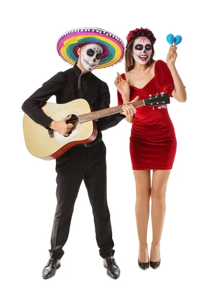 Casal Jovem Com Crânio Pintado Rostos Guitarra Maracas Contra Fundo — Fotografia de Stock