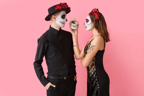 背景色を背景に顔に頭蓋骨を描いた若いカップル メキシコの死者の日のお祝い Dia Muertos — ストック写真