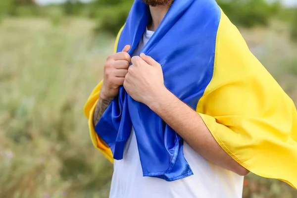 Νεαρός Άνδρας Ουκρανική Σημαία Εξωτερικούς Χώρους — Φωτογραφία Αρχείου