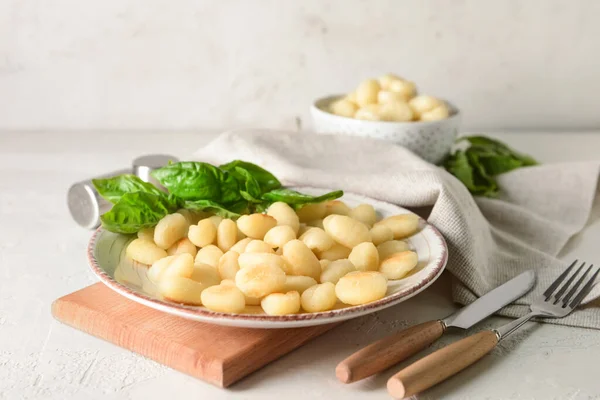 Teller Mit Schmackhaften Gnocchi Auf Hellem Hintergrund — Stockfoto