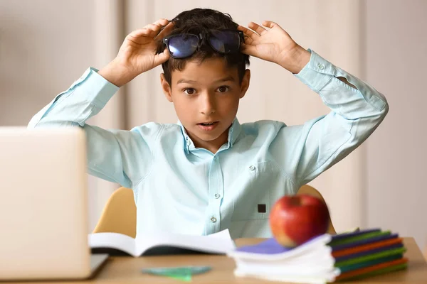 Verrast Kleine Jongen Doet Lessen Thuis — Stockfoto