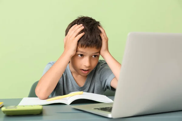 Gestresster Kleiner Junge Macht Hausaufgaben Tisch Auf Farbigem Hintergrund — Stockfoto