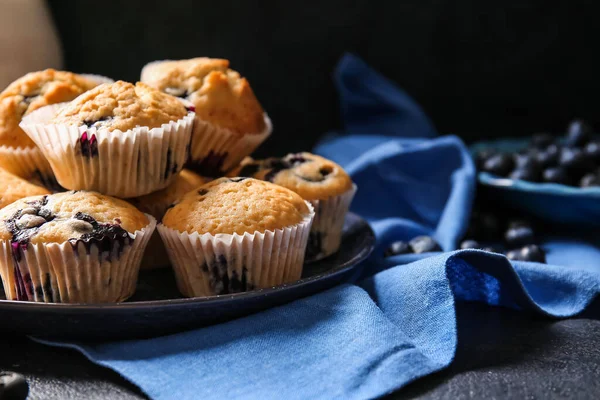 Talíř Chutnými Borůvkovými Muffiny Tmavém Pozadí Detailní Záběr — Stock fotografie