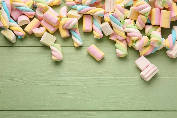 Sladké Marshmallows Barevném Dřevěném Pozadí — Stock fotografie