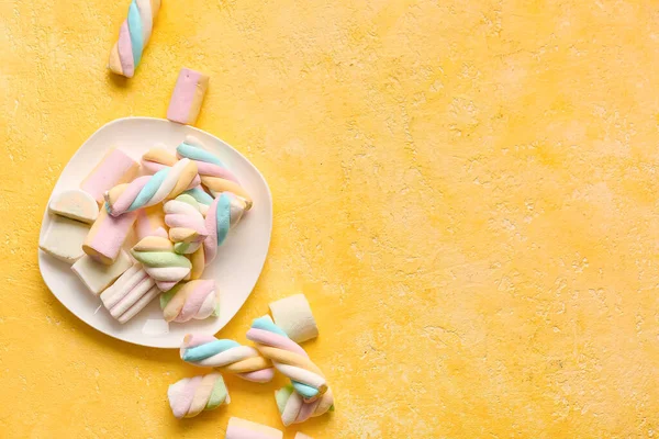 Plate Sweet Marshmallows Color Background — Stock Photo, Image