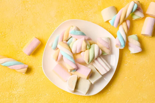 Plate Yummy Marshmallows Color Background — Stock Photo, Image