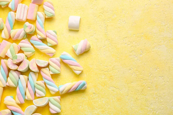 Yummy Marshmallows Yellow Background — Stock Photo, Image