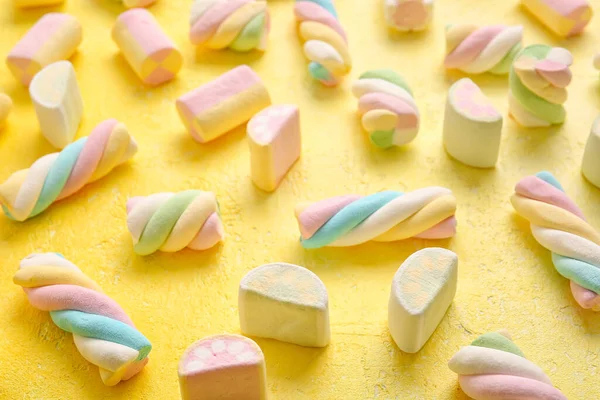 Sweet Twisted Marshmallows Yellow Background — Stock Photo, Image