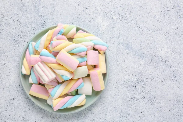 Plate Sweet Colorful Marshmallows Light Background — Stock Photo, Image