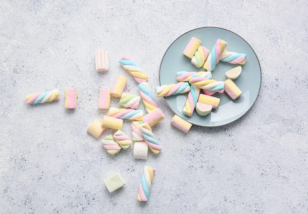 Plate Sweet Marshmallows Light Background — Stock Photo, Image