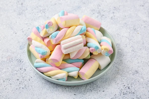 Plate Tasty Colorful Marshmallows Light Background — Stock Photo, Image