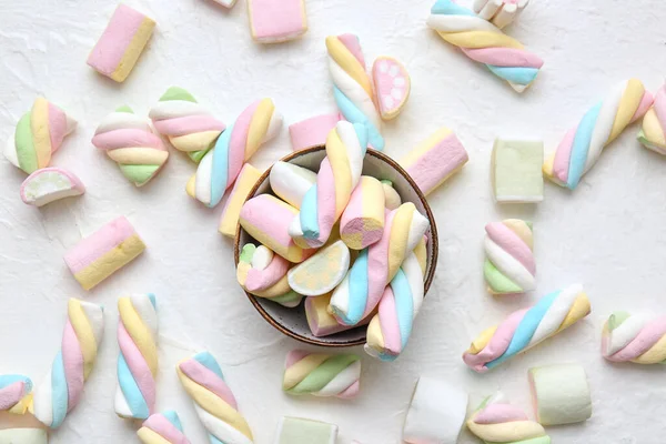 Bowl Tasty Twisted Marshmallows Light Background — Stock Photo, Image