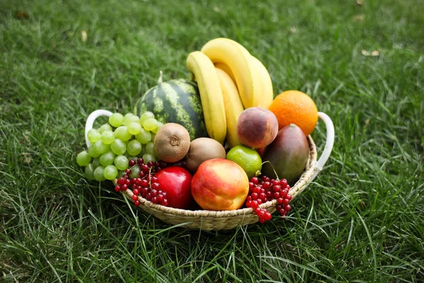 Wicker Basket Fresh Fruits Grass — Stock Photo, Image