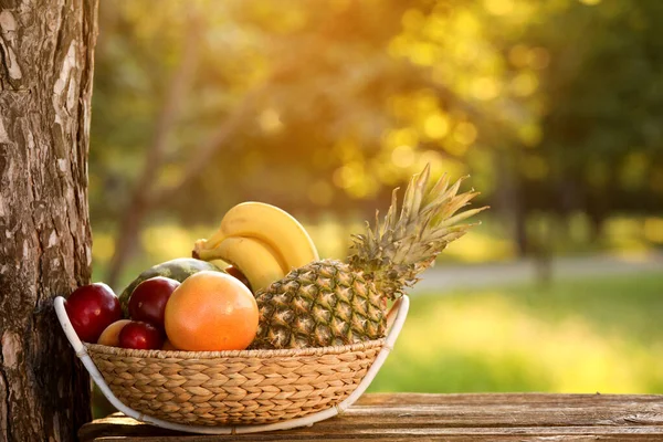 Rieten Mand Met Vers Fruit Tafel Buiten — Stockfoto