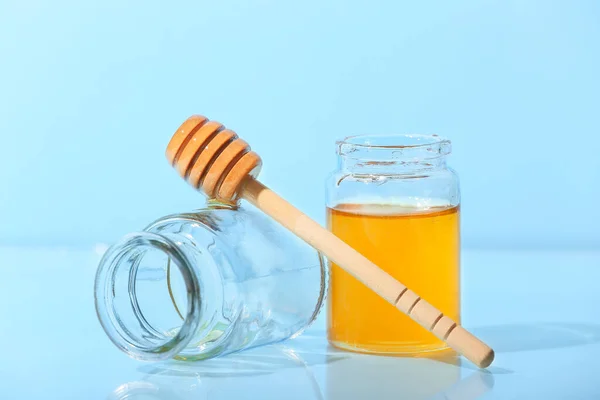 Jar Sweet Honey Dipper Blue Background — Stock Photo, Image