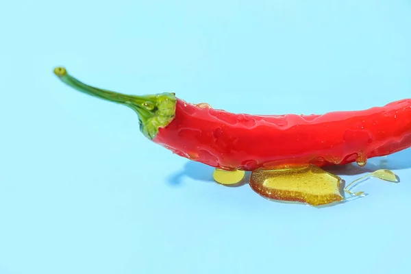 Červená Chilli Paprika Medem Barevném Pozadí Detailní Záběr — Stock fotografie