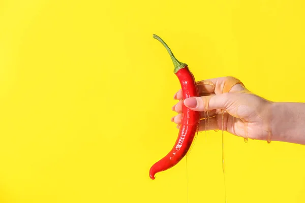 Kvinna Hand Med Chilipeppar Och Honung Färg Bakgrund Närbild — Stockfoto