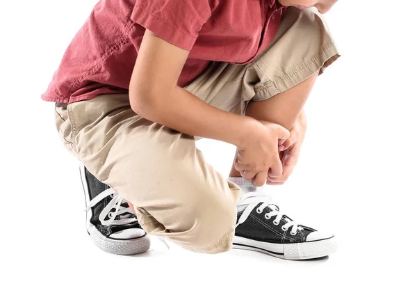 Kleiner Junge Kratzt Sich Auf Weißem Hintergrund — Stockfoto