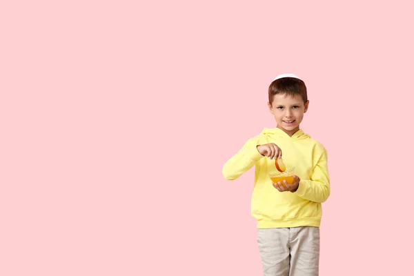 色の背景に蜂蜜と小さな男の子 ロシュ ハシャナー ユダヤ人の新年 — ストック写真