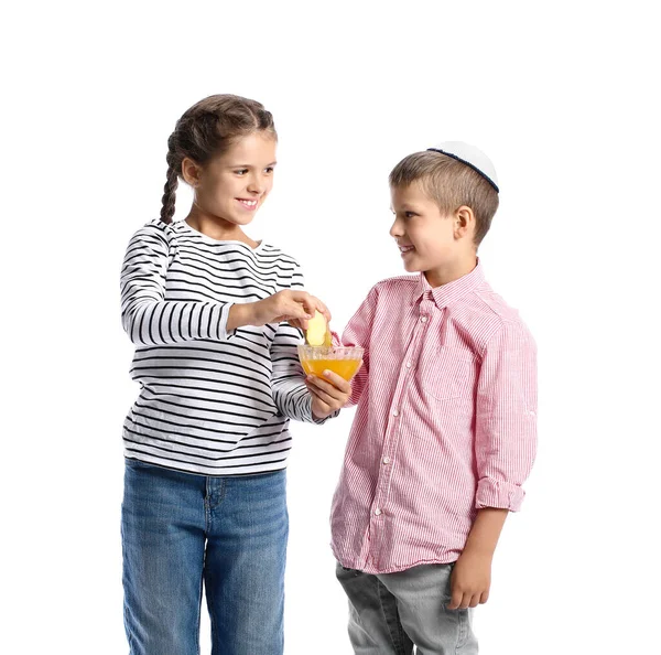 Crianças Pequenas Com Mel Maçã Fundo Branco Rosh Hashanah Ano — Fotografia de Stock