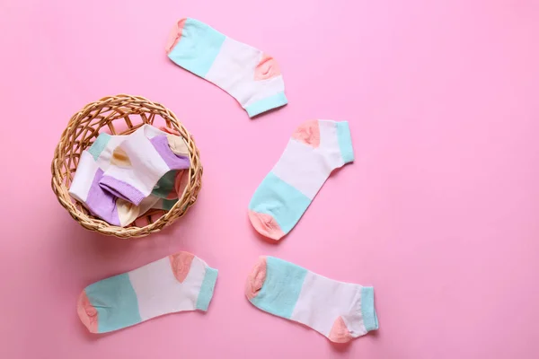 Hasır Sepet Renk Arkaplanda Farklı Çoraplar — Stok fotoğraf