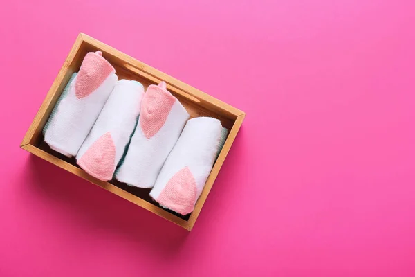 Caja Madera Con Calcetines Sobre Fondo Rosa —  Fotos de Stock