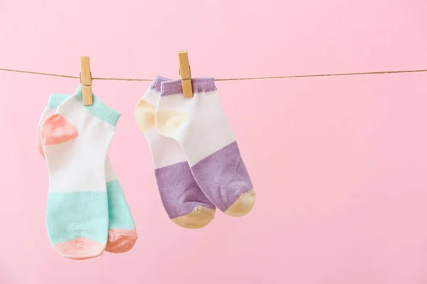 Різні Шкарпетки Висять Мотузці Рожевому Фоні — стокове фото
