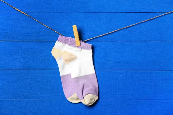 Pair Socks Hanging Clothesline Color Wooden Background — Stock Photo, Image