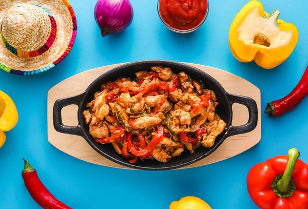 Composizione Con Gustosa Fajita Verdure Cappello Sombrero Sfondo Colori — Foto Stock